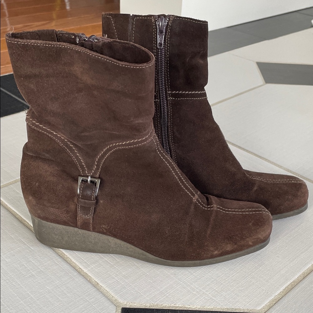 La CANADIENNE Dark Brown Suede Wedges
